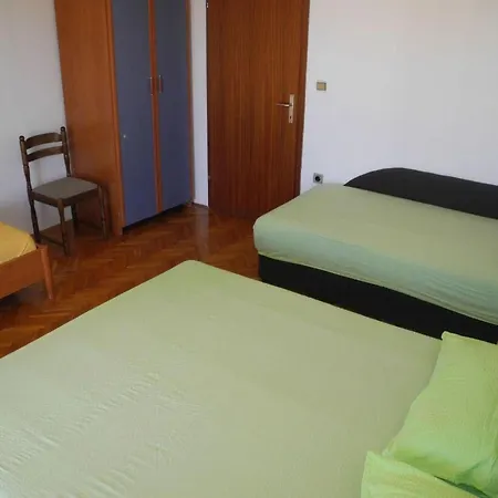 Apartment Fuer 6 Personen Mit Terrasse By Interhome