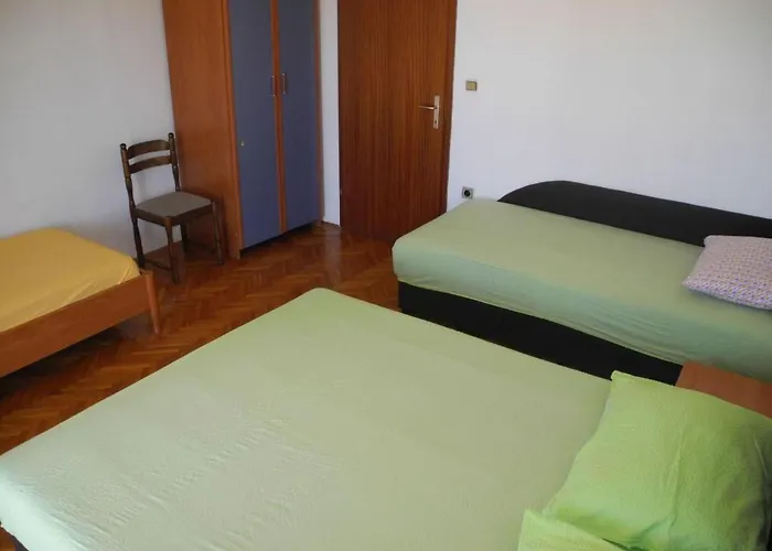 Apartment Fuer 6 Personen Mit Terrasse By Interhome