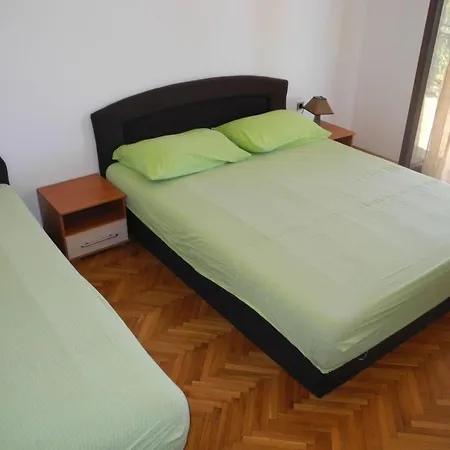 Fuer 6 Personen Mit Terrasse By Interhome