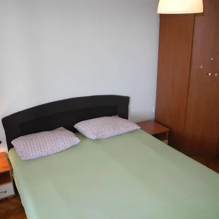 Fuer 6 Personen Mit Terrasse By Interhome דירה קריקווניצה